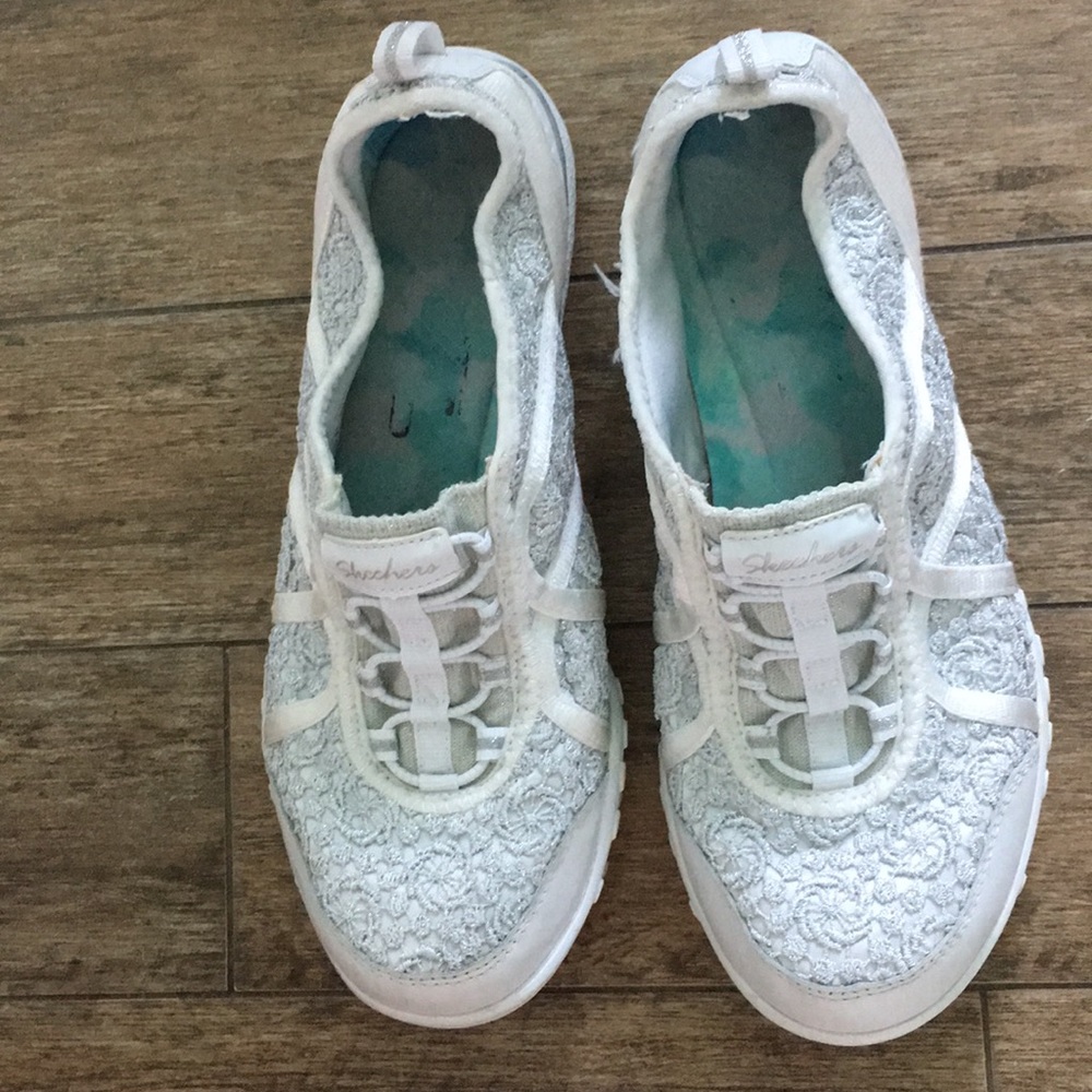 Beautiful white crochet detail sketchers size 8